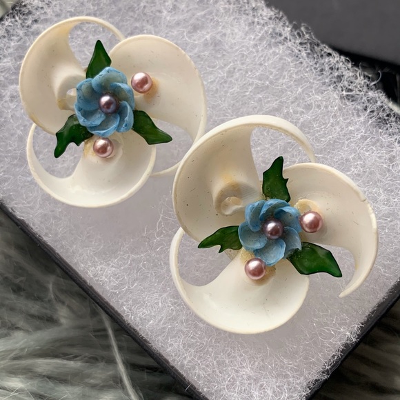 Vintage Shell Earrings - Picture 2 of 7